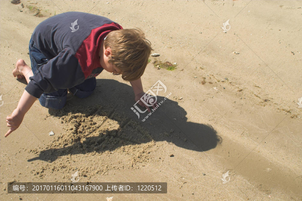 男孩在海洋玩
