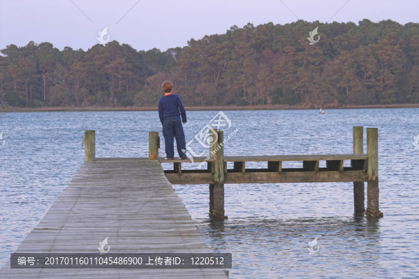 在碼頭上的男孩