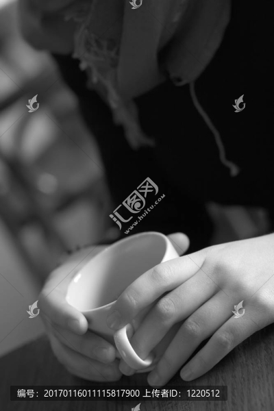 女人手上有一杯咖啡-匯圖網(wǎng) www.fosd68.com 女人手上有一杯咖啡