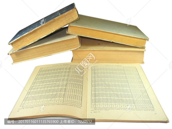 舊的黃色書籍與數(shù)學(xué)表孤立在白色