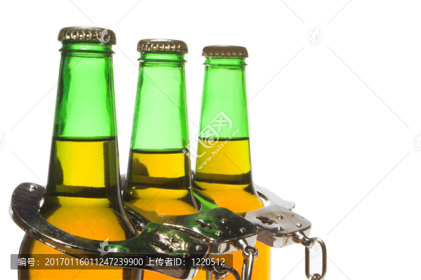 啤酒和手銬-酒后駕駛的概念