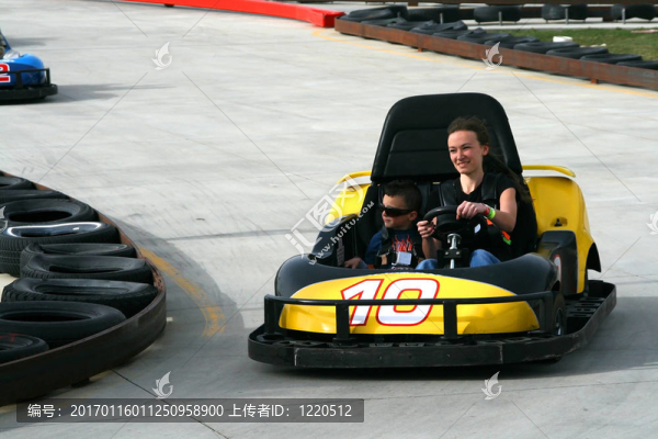哥哥和姐姐在車(chē)上