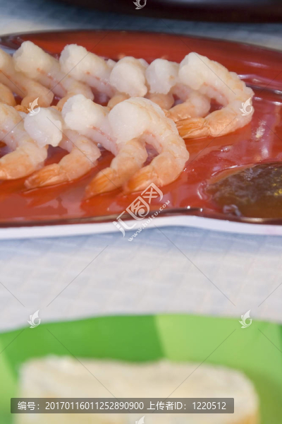 靠近一盤蝦