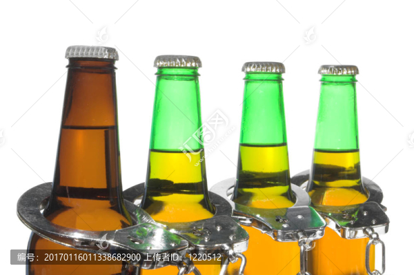 啤酒和手銬-酒后駕駛的概念