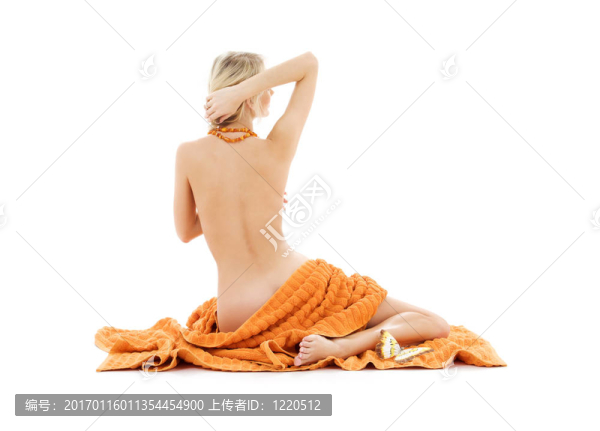 美麗的女士用橙色毛巾
