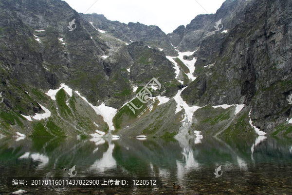 湖上高山