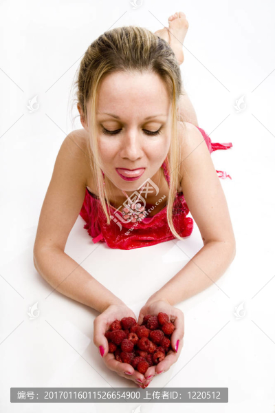 覆盆子長金發(fā)碧眼