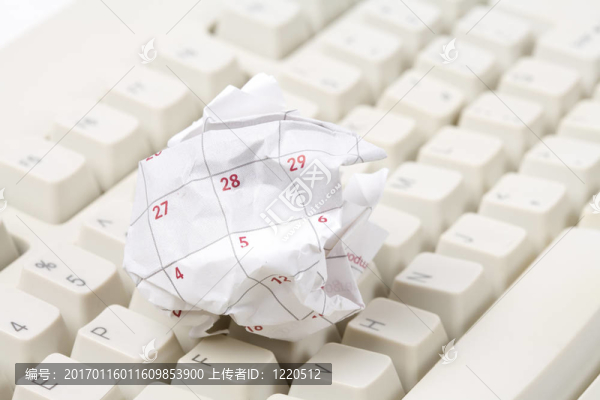 日歷紙球及電腦鍵盤