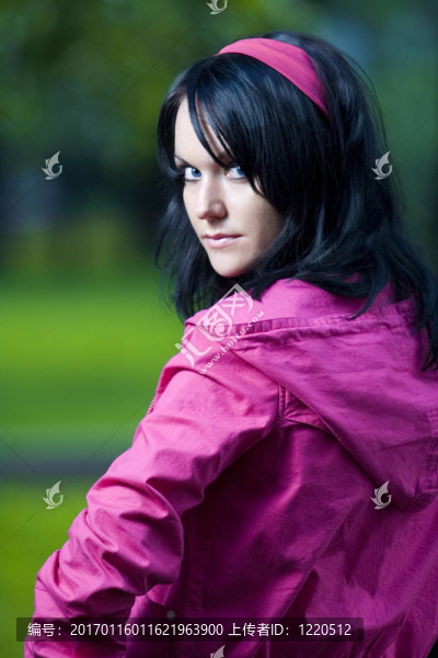 粉紅夾克的女孩-匯圖網(wǎng) www.fosd68.com 粉紅夾克的女孩