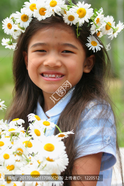 美麗的小女孩，與冠雛菊