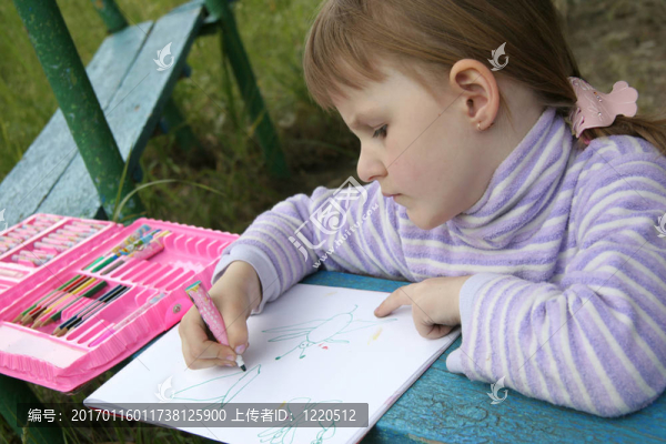 畫(huà)畫(huà)的女孩-匯圖網(wǎng) www.fosd68.com 畫(huà)畫(huà)的女孩