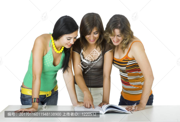 女孩讀一本書