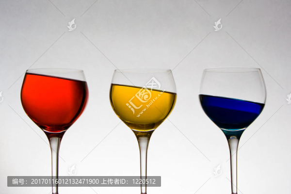 帶色的液體在奇數(shù)角酒杯