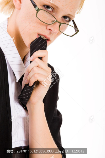 戴眼鏡的女人吃她的領帶