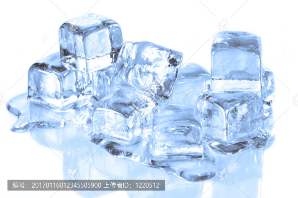 在反射面上熔化的冷冰塊