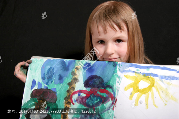 快樂(lè)繪畫(huà)的女孩-匯圖網(wǎng) www.fosd68.com 快樂(lè)繪畫(huà)的女孩