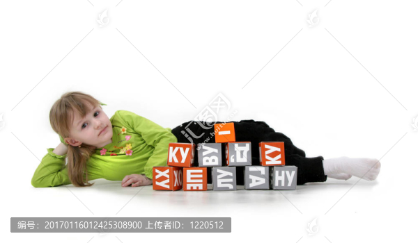 女孩玩磚塊