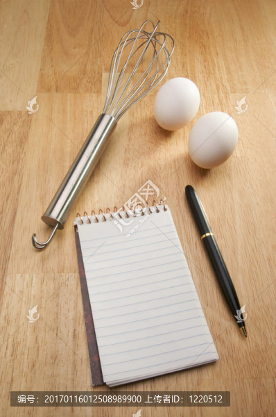 攪拌；雞蛋；筆記本和筆