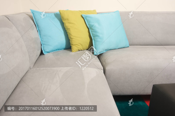 灰色麂皮沙發(fā)