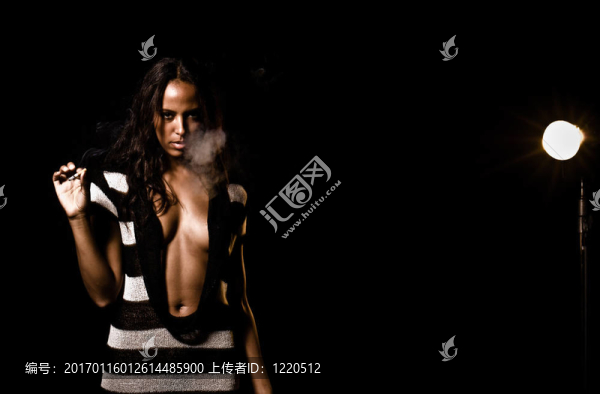 一個年輕的女模特；河粉