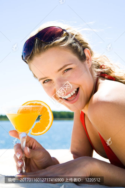 女人與雞尾酒