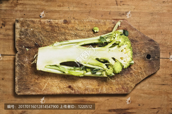 餐桌上的花椰菜。