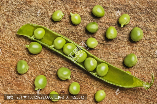 桌上的新鮮豌豆