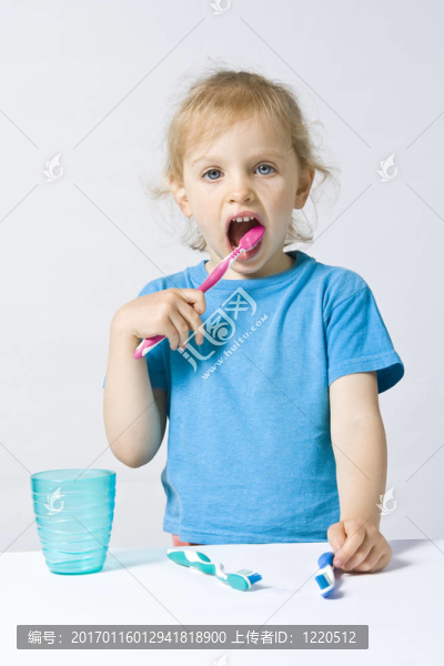 孩子刷牙