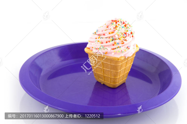 草莓冰淇淋