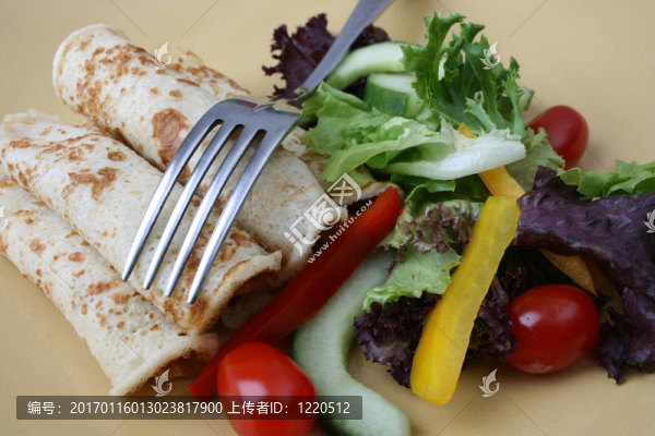 沙拉和帶叉子的煎餅