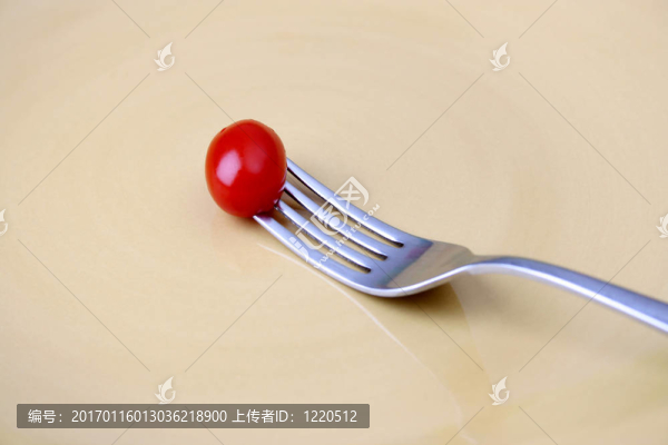 叉子上的單西紅柿