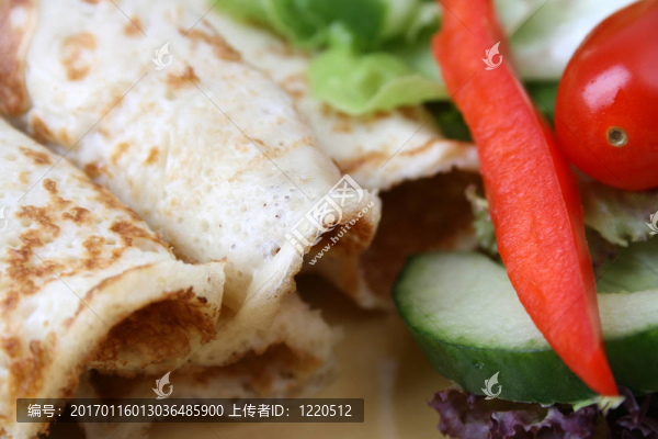沙拉和煎餅收起來(lái)