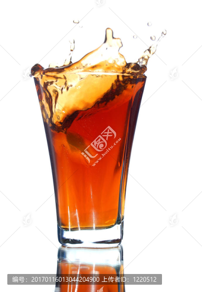 用飛濺的軟飲料
