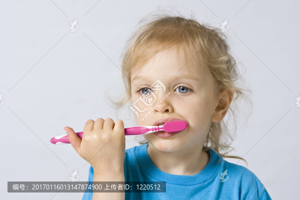 孩子刷牙