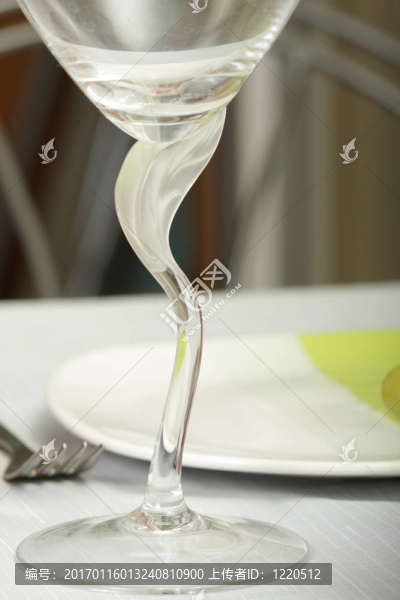 空的酒杯