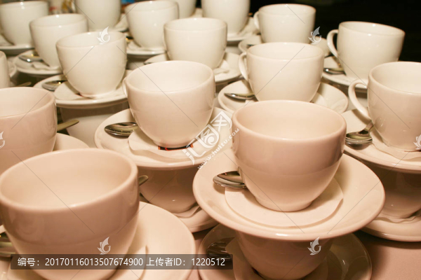 堆疊的茶杯