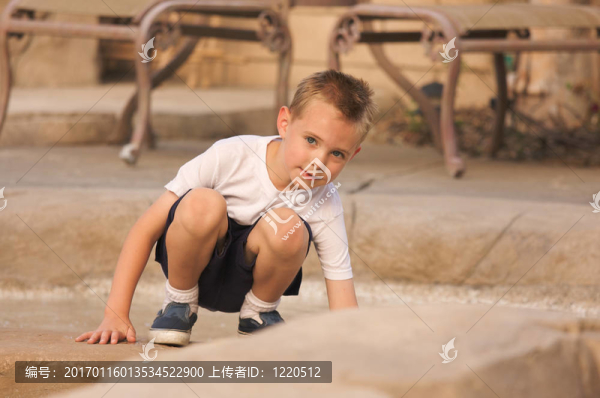 小男孩玩