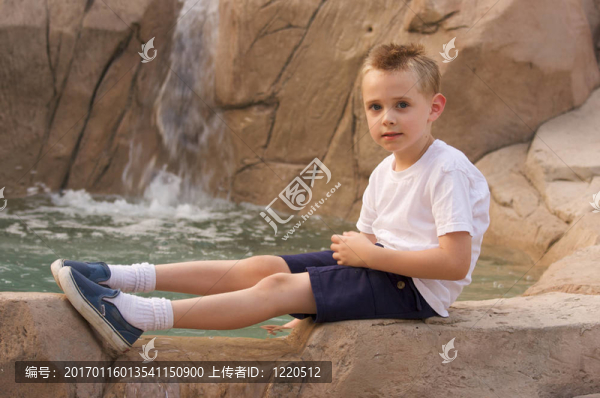 小男孩游泳池