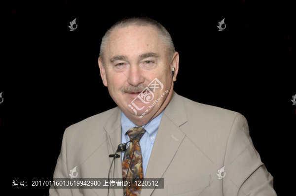 嬰兒潮一代的商人在一個孤立的黑色西裝