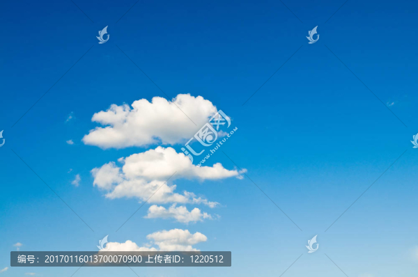 藍(lán)色天空中的云朵