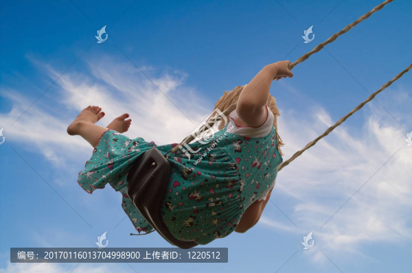 小女孩在秋千上