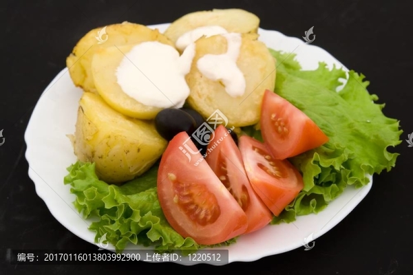 土豆；西紅柿和沙拉