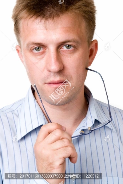 嚴肅男子戴眼鏡