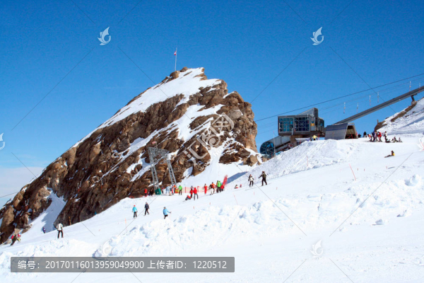在瑞士阿爾卑斯滑雪