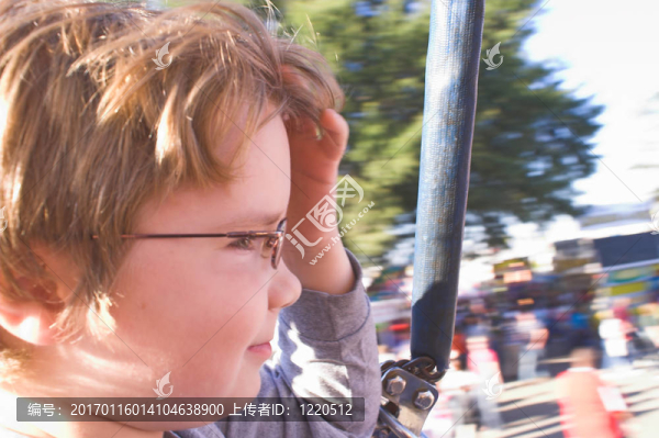 男孩在狂歡