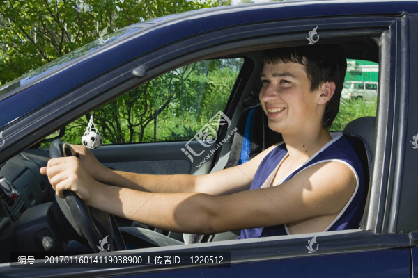 年輕人駕駛汽車-匯圖網(wǎng) www.fosd68.com 年輕人駕駛汽車