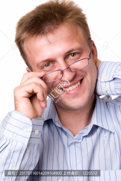 面帶眼鏡的微笑的男人