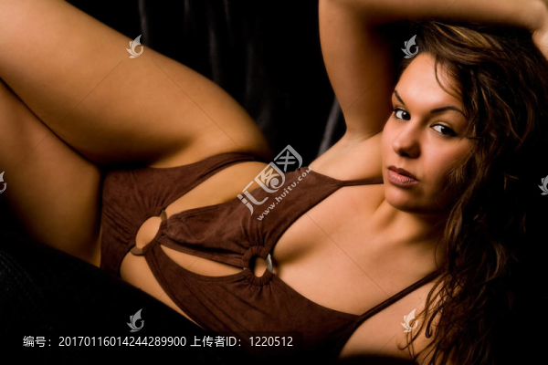 黑發(fā)在長凳上休息