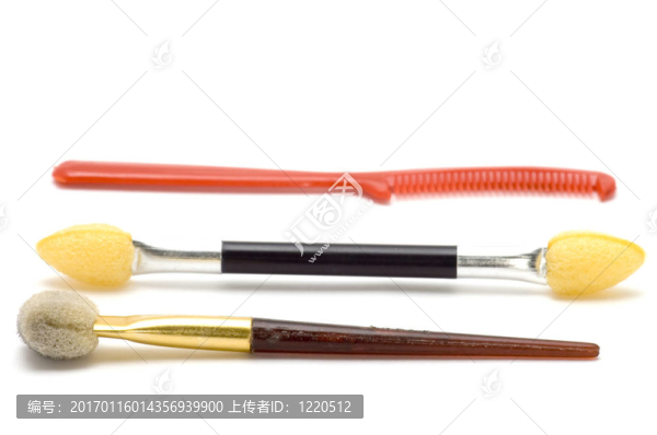 用于面部的刷子和梳子