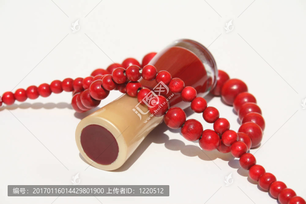 指甲油和項(xiàng)鏈